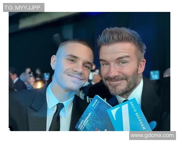 足球明星与儿子温馨合照展现父子情深瞬间引发网友热议